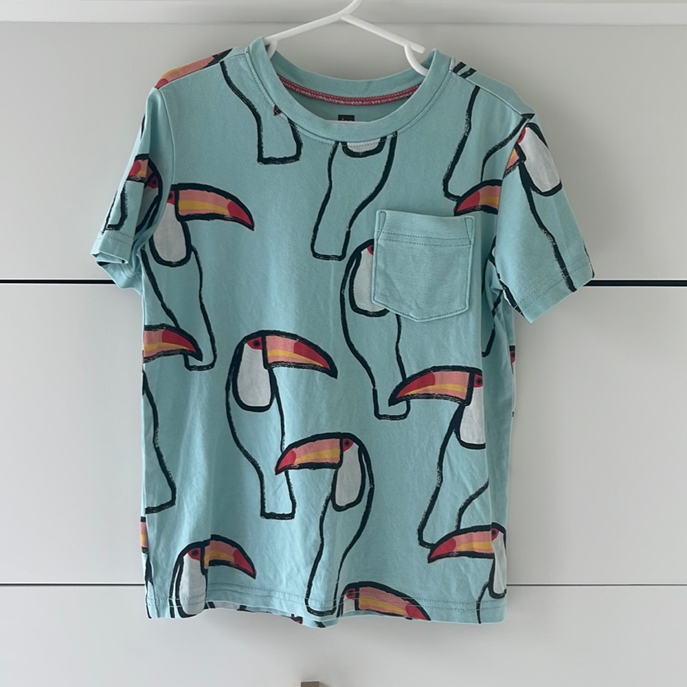 Tea Collection Pelican t-shirt. Pocket t-shirt. Size 7.